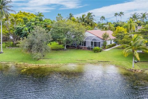 House in Pembroke Pines, Florida 3 bedrooms, 169.45 sq.m. № 1967937 - photo 4