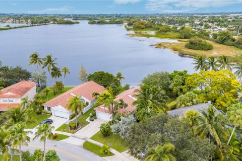 House in Pembroke Pines, Florida 3 bedrooms, 169.45 sq.m. № 1967937 - photo 24