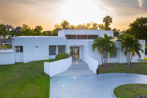 Casa en Miami, Florida 5 dormitorios, 354.7 m2 № 2058140
