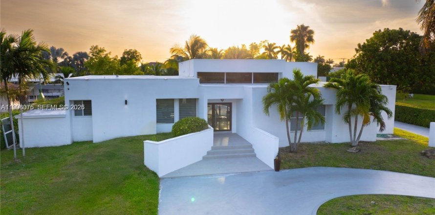 Casa en Miami, Florida 5 dormitorios, 354.7 m2 № 2058140