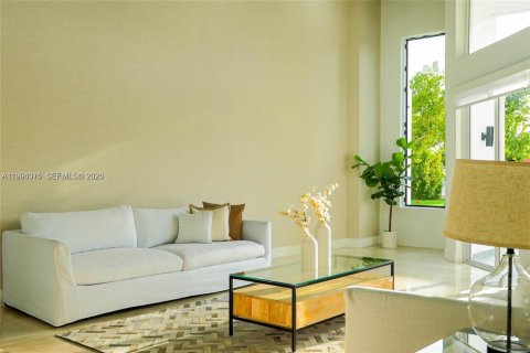 Casa en venta en Miami, Florida, 5 dormitorios, 354.7 m2 № 2058140 - foto 5