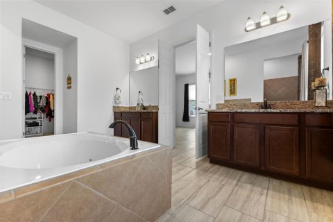 House in Bradenton, Florida 5 bedrooms, 365.2 sq.m. № 1722742 - photo 22