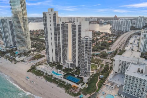 Снять в аренду кондоминиум в Санни-Айлс-Бич, Флорида 2 спальни, 176.51м2, № 1992487 - фото 3