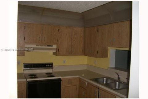 Condo in North Lauderdale, Florida, 2 bedrooms  № 1825766 - photo 5