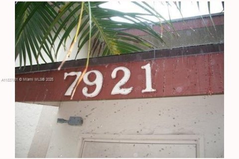 Condo in North Lauderdale, Florida, 2 bedrooms  № 1825766 - photo 6