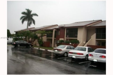 Condo in North Lauderdale, Florida, 2 bedrooms  № 1825766 - photo 1