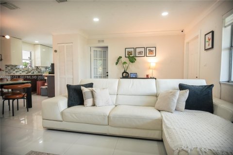 House in Pompano Beach, Florida 2 bedrooms, 102.56 sq.m. № 2002214 - photo 2