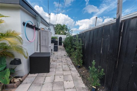 House in Pompano Beach, Florida 2 bedrooms, 102.56 sq.m. № 2002214 - photo 21