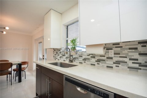 House in Pompano Beach, Florida 2 bedrooms, 102.56 sq.m. № 2002214 - photo 13