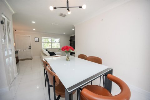 House in Pompano Beach, Florida 2 bedrooms, 102.56 sq.m. № 2002214 - photo 5