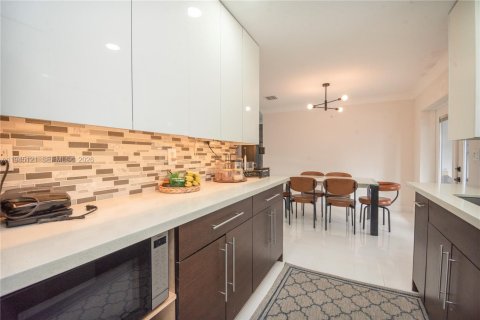 House in Pompano Beach, Florida 2 bedrooms, 102.56 sq.m. № 2002214 - photo 12