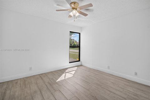 Townhouse in Pembroke Pines, Florida 4 bedrooms, 150.13 sq.m. № 2265377 - photo 22