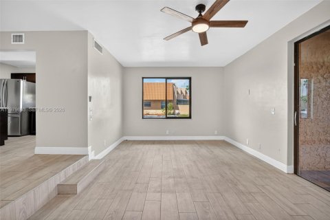 Townhouse in Pembroke Pines, Florida 4 bedrooms, 150.13 sq.m. № 2265377 - photo 7