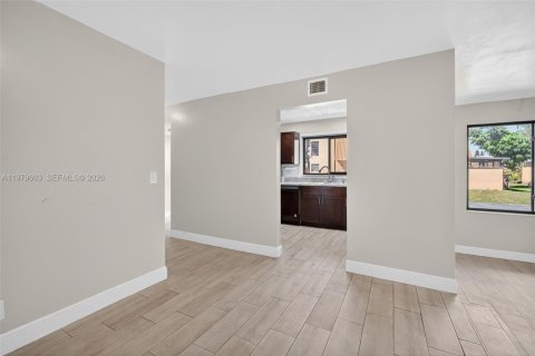 Townhouse in Pembroke Pines, Florida 4 bedrooms, 150.13 sq.m. № 2265377 - photo 12