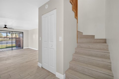 Townhouse in Pembroke Pines, Florida 4 bedrooms, 150.13 sq.m. № 2265377 - photo 8