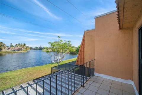 Townhouse in Pembroke Pines, Florida 4 bedrooms, 150.13 sq.m. № 2265377 - photo 16
