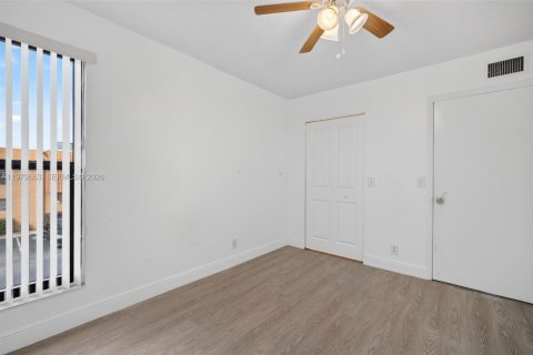 Townhouse in Pembroke Pines, Florida 4 bedrooms, 150.13 sq.m. № 2265377 - photo 26