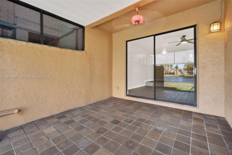 Townhouse in Pembroke Pines, Florida 4 bedrooms, 150.13 sq.m. № 2265377 - photo 20