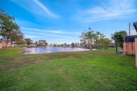 Townhouse in Pembroke Pines, Florida 4 bedrooms, 150.13 sq.m. № 2265377 - photo 24