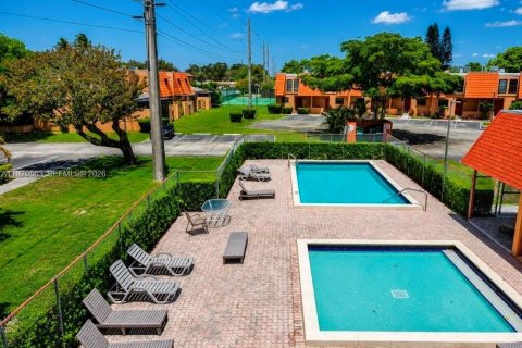 Townhouse in Pembroke Pines, Florida 4 bedrooms, 150.13 sq.m. № 2265377 - photo 3