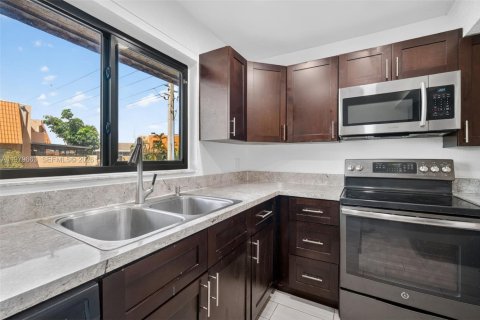 Townhouse in Pembroke Pines, Florida 4 bedrooms, 150.13 sq.m. № 2265377 - photo 6