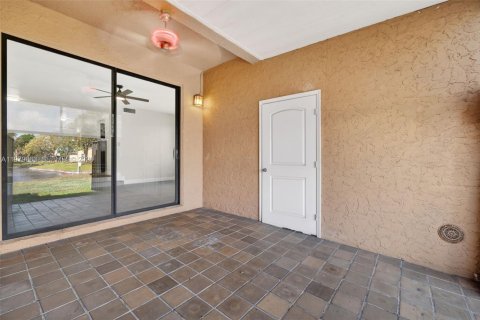 Townhouse in Pembroke Pines, Florida 4 bedrooms, 150.13 sq.m. № 2265377 - photo 19