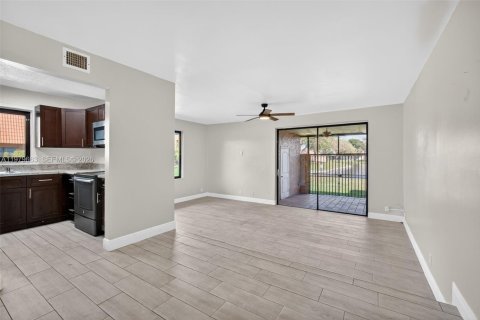 Townhouse in Pembroke Pines, Florida 4 bedrooms, 150.13 sq.m. № 2265377 - photo 5