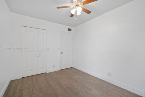 Townhouse in Pembroke Pines, Florida 4 bedrooms, 150.13 sq.m. № 2265377 - photo 28