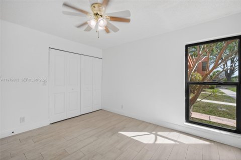 Townhouse in Pembroke Pines, Florida 4 bedrooms, 150.13 sq.m. № 2265377 - photo 14