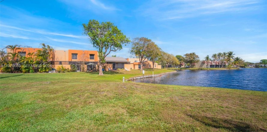 Townhouse in Pembroke Pines, Florida 4 bedrooms, 150.13 sq.m. № 2265377