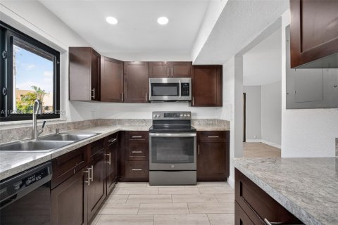 Townhouse in Pembroke Pines, Florida 4 bedrooms, 150.13 sq.m. № 2265377 - photo 4