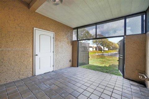 Townhouse in Pembroke Pines, Florida 4 bedrooms, 150.13 sq.m. № 2265377 - photo 21