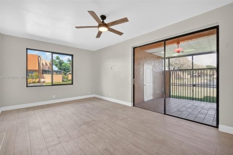 Townhouse in Pembroke Pines, Florida 4 bedrooms, 150.13 sq.m. № 2265377 - photo 11