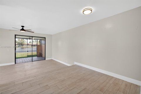 Townhouse in Pembroke Pines, Florida 4 bedrooms, 150.13 sq.m. № 2265377 - photo 27