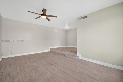 Townhouse in Pembroke Pines, Florida 4 bedrooms, 150.13 sq.m. № 2265377 - photo 15