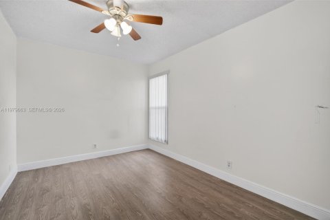 Townhouse in Pembroke Pines, Florida 4 bedrooms, 150.13 sq.m. № 2265377 - photo 23