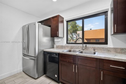 Townhouse in Pembroke Pines, Florida 4 bedrooms, 150.13 sq.m. № 2265377 - photo 10