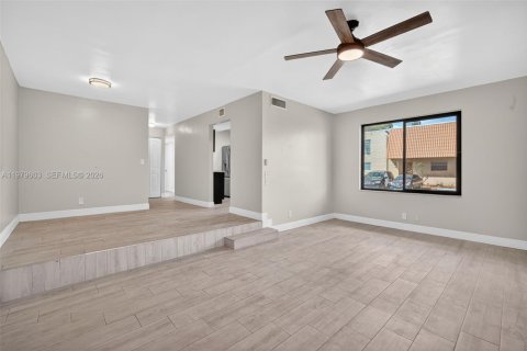 Townhouse in Pembroke Pines, Florida 4 bedrooms, 150.13 sq.m. № 2265377 - photo 9