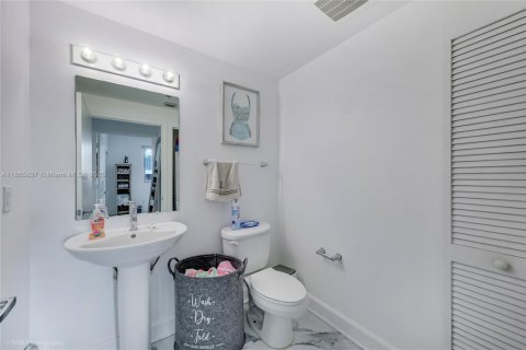 Copropriété à vendre à Miami, Floride: 2 chambres, 107.58 m2 № 2057529 - photo 14