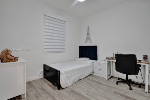 Снять в аренду таунхаус в Пемброк-Пайнс, Флорида 3 спальни, 140м2, № 1948776 - фото 4