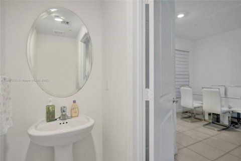 Снять в аренду таунхаус в Пемброк-Пайнс, Флорида 3 спальни, 140м2, № 1948776 - фото 24