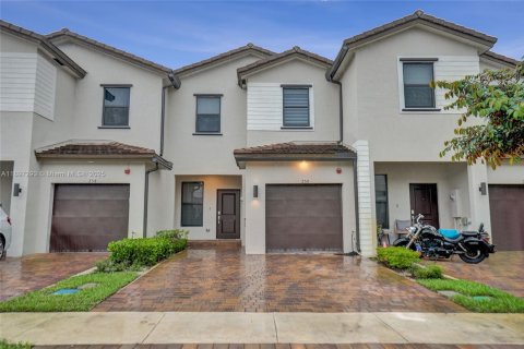 Снять в аренду таунхаус в Пемброк-Пайнс, Флорида 3 спальни, 140м2, № 1948776 - фото 1