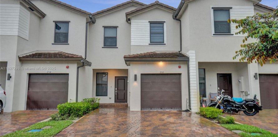 Таунхаус в Пемброк-Пайнс, Флорида 3 спальни, 140м2 № 1948776