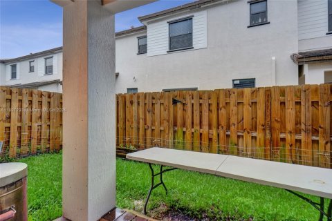 Снять в аренду таунхаус в Пемброк-Пайнс, Флорида 3 спальни, 140м2, № 1948776 - фото 26