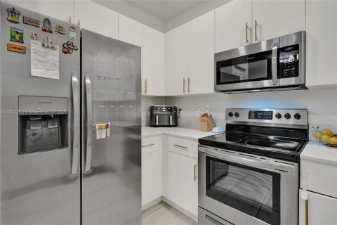 Снять в аренду таунхаус в Пемброк-Пайнс, Флорида 3 спальни, 140м2, № 1948776 - фото 14