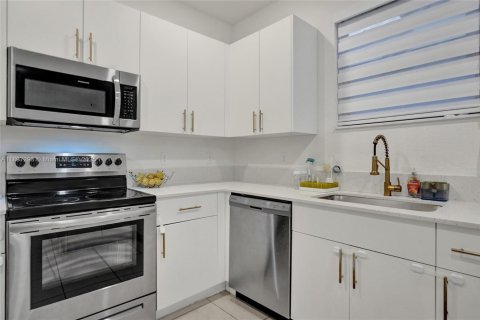 Снять в аренду таунхаус в Пемброк-Пайнс, Флорида 3 спальни, 140м2, № 1948776 - фото 13