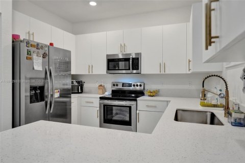 Снять в аренду таунхаус в Пемброк-Пайнс, Флорида 3 спальни, 140м2, № 1948776 - фото 11