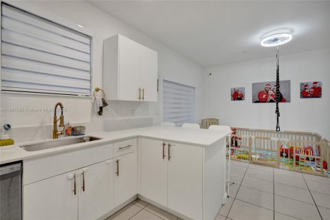 Снять в аренду таунхаус в Пемброк-Пайнс, Флорида 3 спальни, 140м2, № 1948776 - фото 15