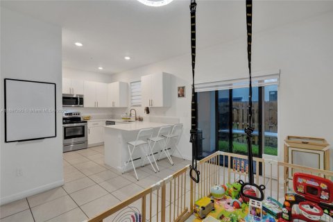 Снять в аренду таунхаус в Пемброк-Пайнс, Флорида 3 спальни, 140м2, № 1948776 - фото 17