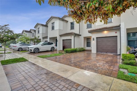 Снять в аренду таунхаус в Пемброк-Пайнс, Флорида 3 спальни, 140м2, № 1948776 - фото 30